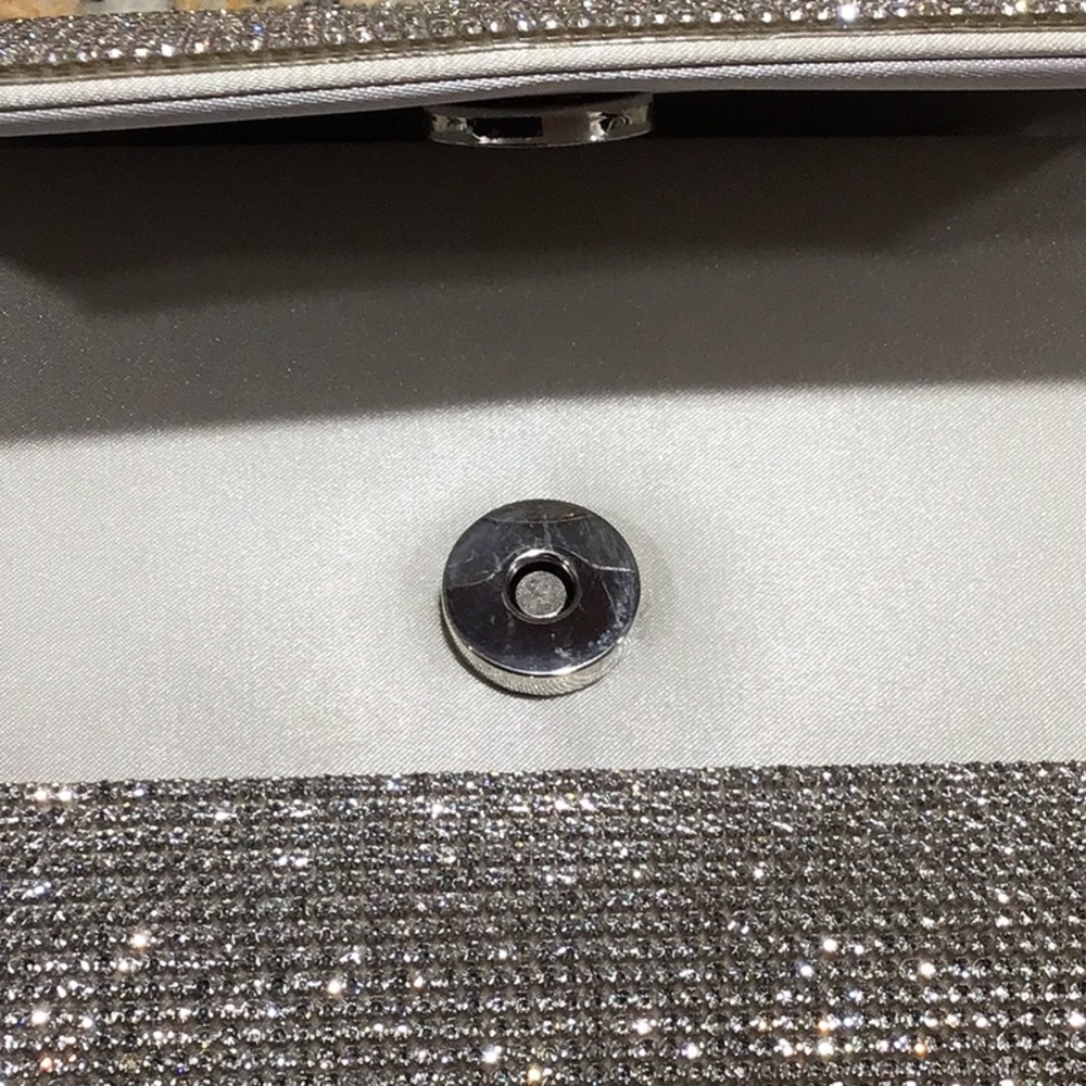 NWOT Elegant Silver Clutch Bag - Picture 4 of 4